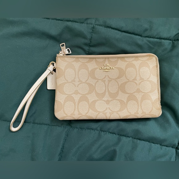 Coach Double Corner Zip Wristlet NWOT in Beige - Picture 2 of 16